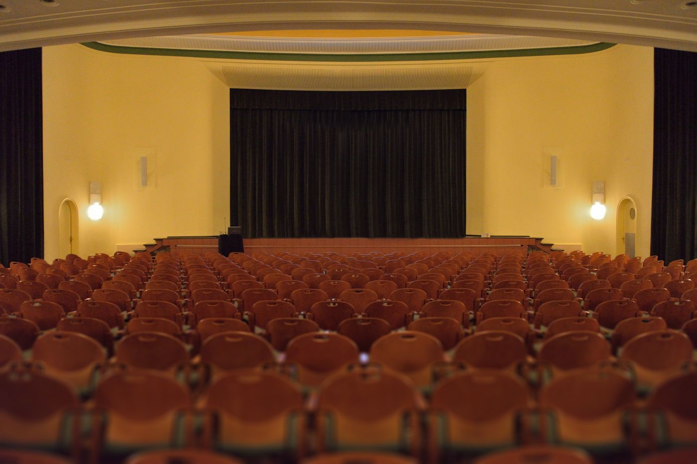 Räumlichkeiten und Veranstaltungsmöglichkeiten Neustadthalle Neustadt